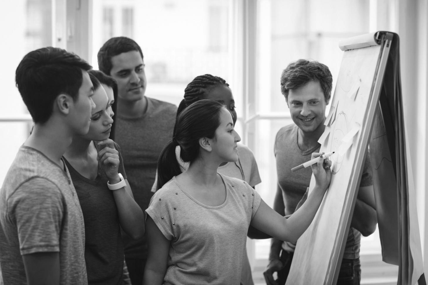 Persona in momento di riflessione profonda durante una sessione di auto-osservazione