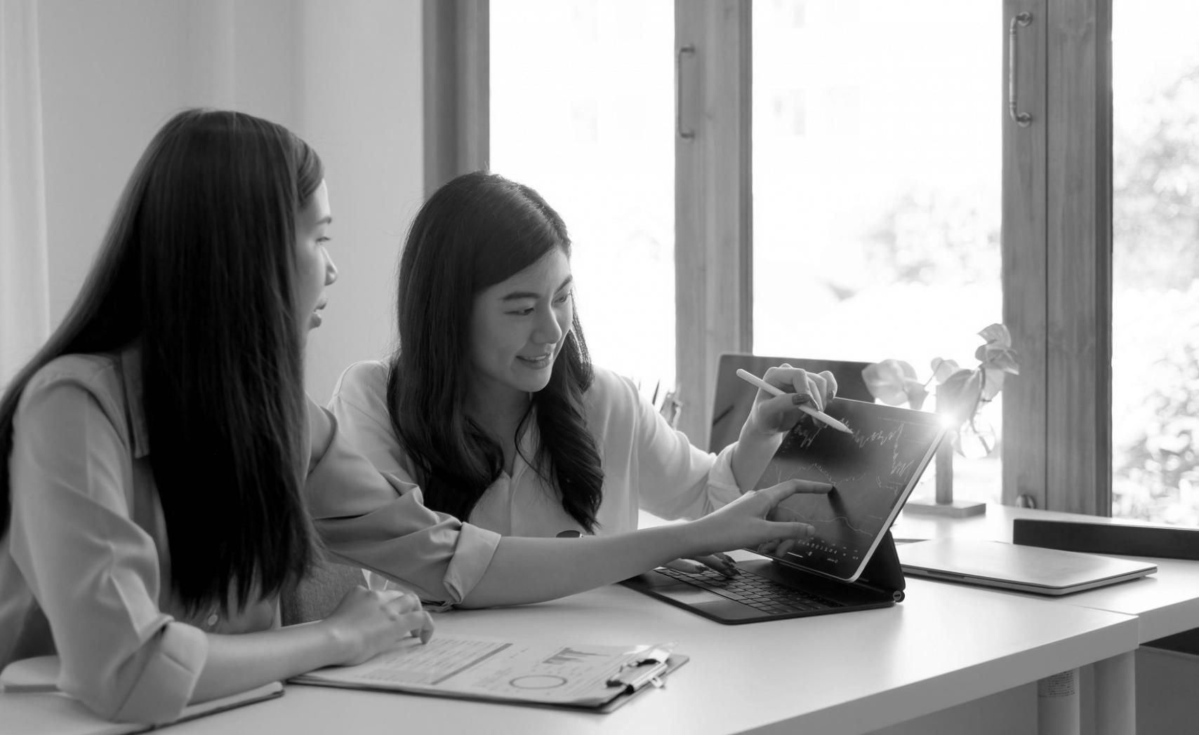 Persona in momento di riflessione contemplativa durante esercizio di consapevolezza